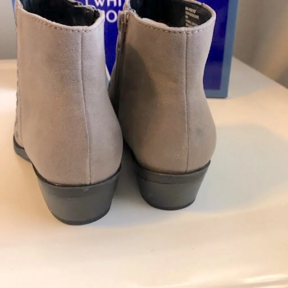 NWT WHITE MOUNTAIN Desire Studded Ankle Bootie Western Heel Taupe 6